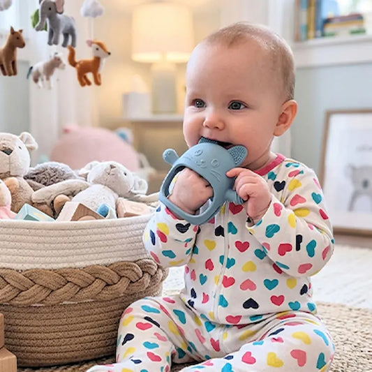 bébé assis main dans anneau de dentition bébé bleu