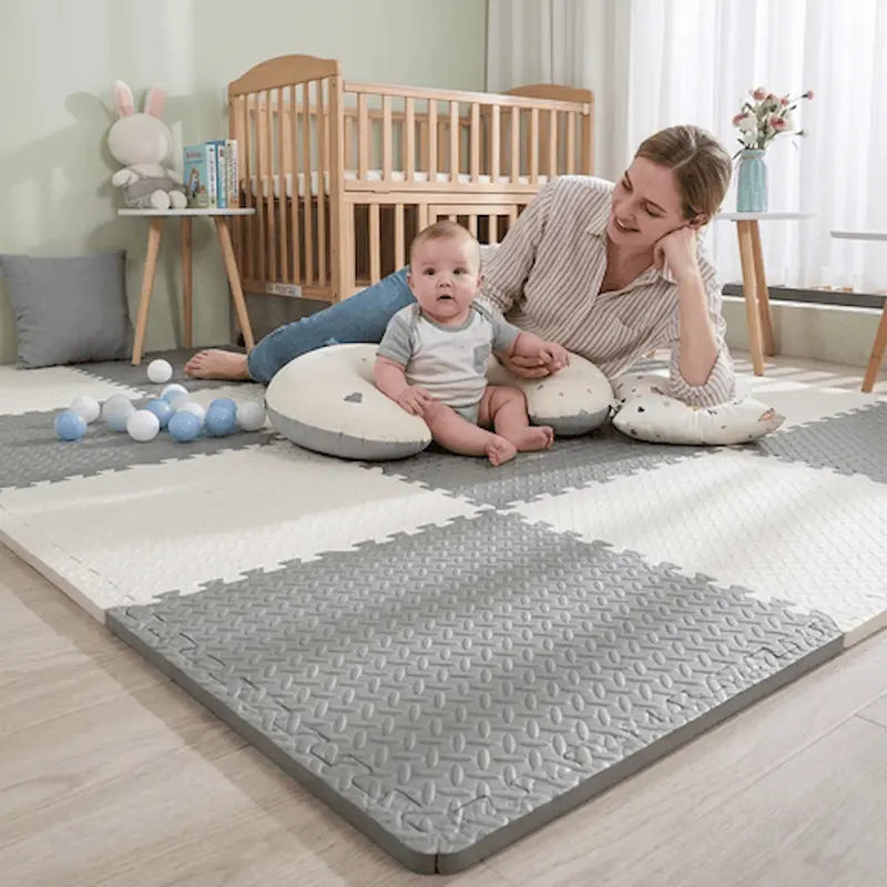 bébé assis maman allongé tapis en mousse puzzle blanc gris