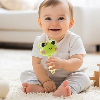 bebe assis moquette tient hochet pour bebe grenouille
