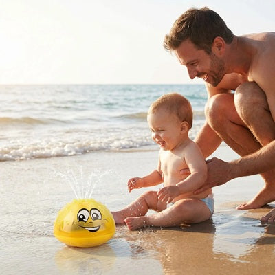 bebe assis plage regarde avec papa jouet de bain bebe