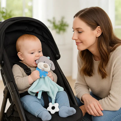 bébé assis poussette mordille doudou bébé maman regarde