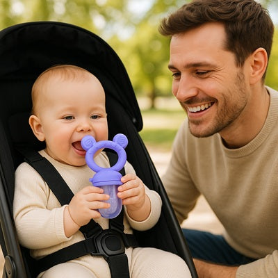 bebe assis poussette suce oreilles grignoteuse bebe papa sourit