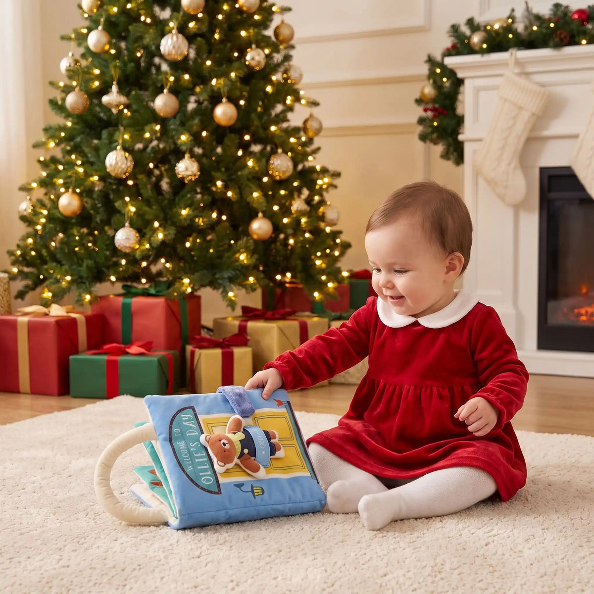 bébé assis près sapin ouvre livre bebe en tissus