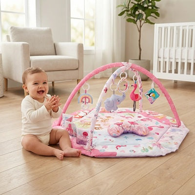 bebe assis pres tapis de jeu bebe frappe des mains
