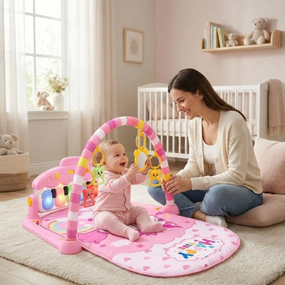 bebe assis sous arche deveil joue avec miroir maman sourit