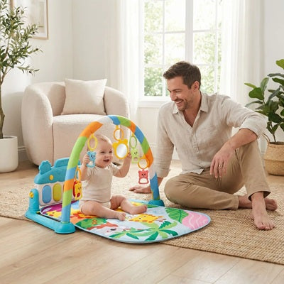 bebe assis sous arche deveil tient hochets suspendus papa sourit