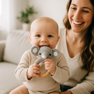 bebe assis sur maman mordille hochet bebe elephant