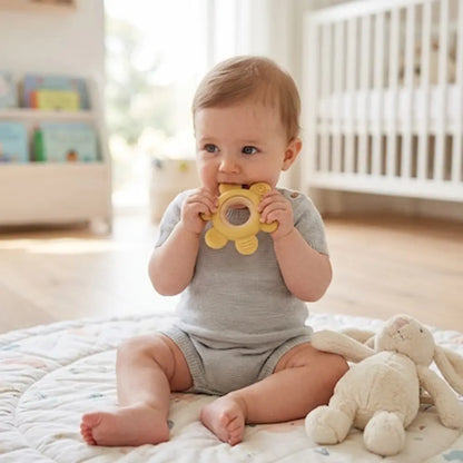 bebe assis tapis chambre mordille anneau de dentition jaune