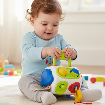 bebe assis tapis chambre tient dans mains jouet eveil