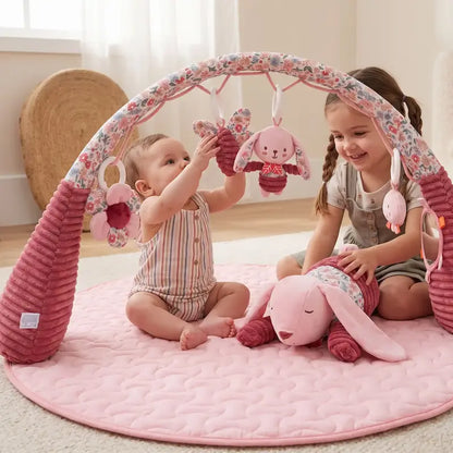 bébé assis tapis d éveil attrape hochets soeur peluche lapin
