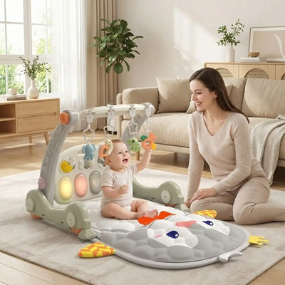 bebe assis tapis dactivite bebe joue hochets maman surveille