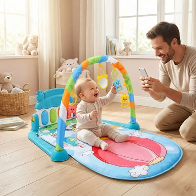 bebe assis tapis deveil bebe joue hochets suspendus papa photographie