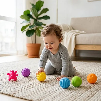 bébé assis tapis joue balle sensorielle bebe colorée