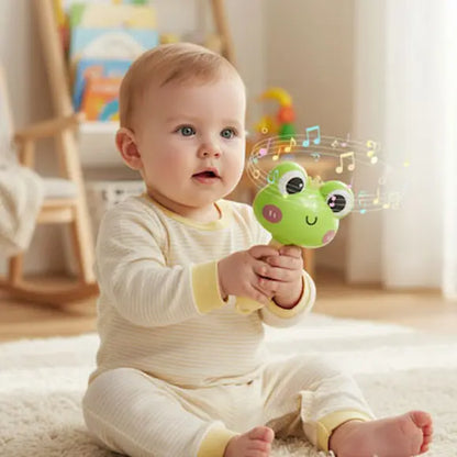 bébé assis tapis joue hochet pour bebe grenouille