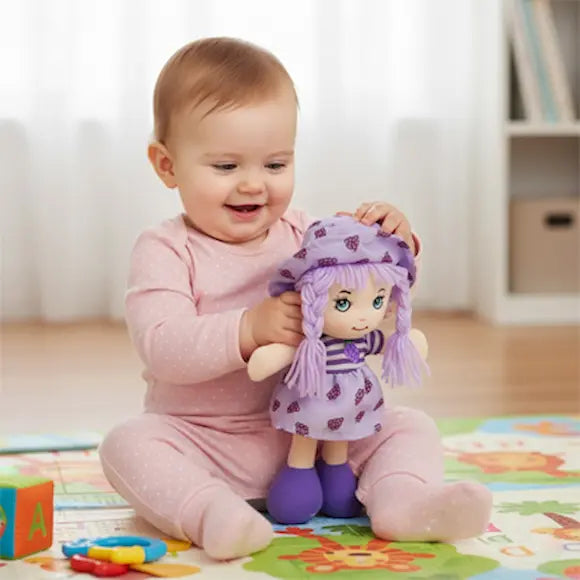 bébé assis tapis joue poupée de chiffon violette