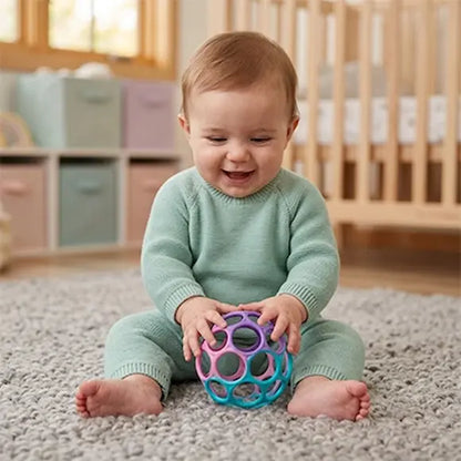bébé assis tapis moelleux joue balle sensorielle bebe