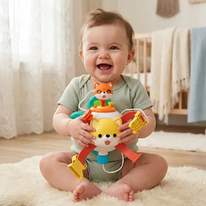 bébé assis tapis moelleux tient jouet bebe