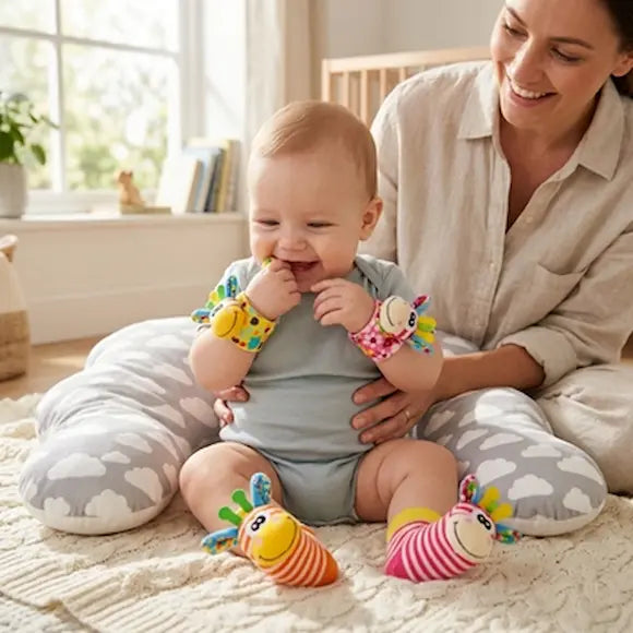 bébé assis tapis porte hochet pour bebe maman tient bébé