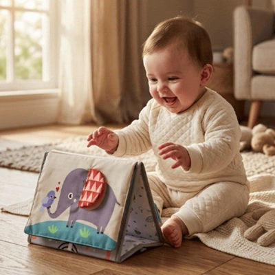 bebe assis tapis salon leve mains livre bebe en tissus