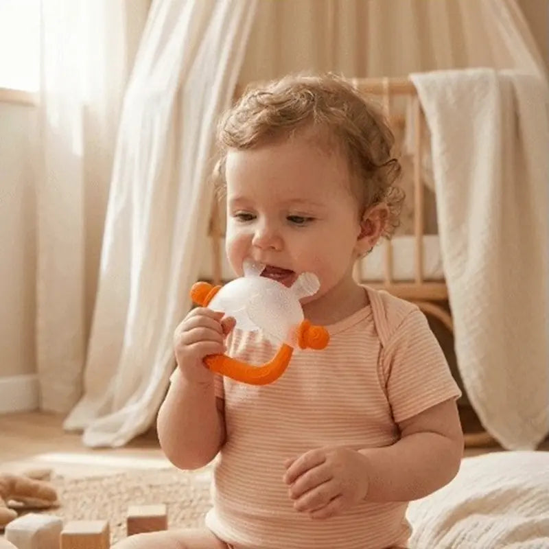 bébé assis tapis tient anneau de dentition orange bouche