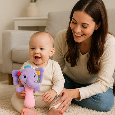 bebe assis tapis tient hochet bebe maman sourit