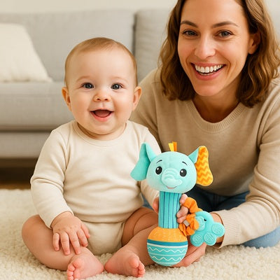 bebe assis tapis tient hochet bebe maman tient bebe