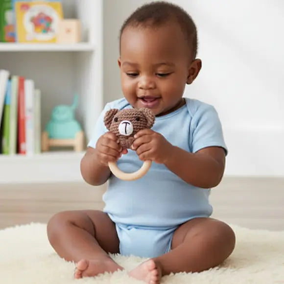 bébé assis tapis tient hochet bebe ourson