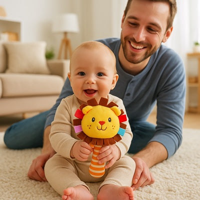 bebe assis tapis tient hochet bebe papa tient bebe sourit