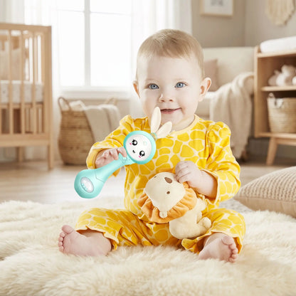 bébé assis tapis tient hochet bébé plus lion mains
