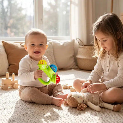 bébé assis tapis tient hochet bébé sœur joue poupée