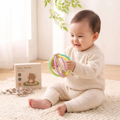 bébé assis tapis tient hochet pour bebe