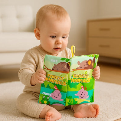 bebe assis tapis tient livre bebe en tissus foret