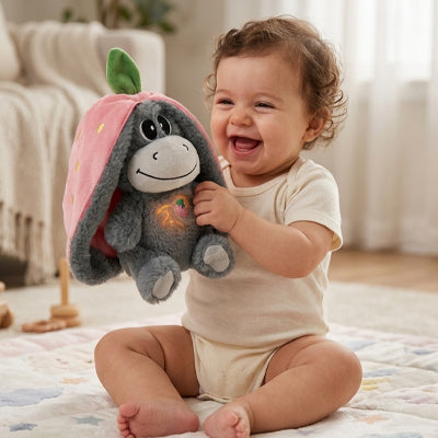 bebe assis tapis tient peluche qui respire ane