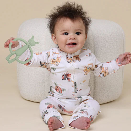 bebe assis tient anneau de dentition bebe dans main