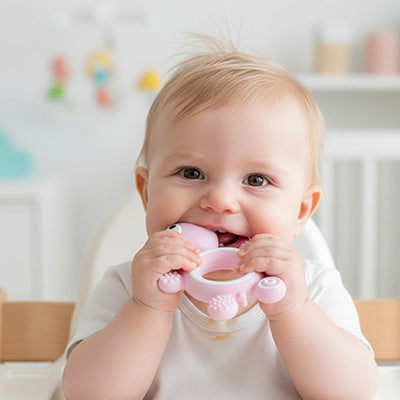 bebe assis tient avec mains anneau dentition bebe tortue