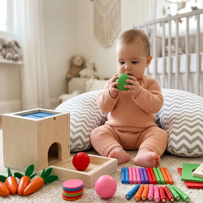 bebe assis tient boule verte cube d'activite bebe
