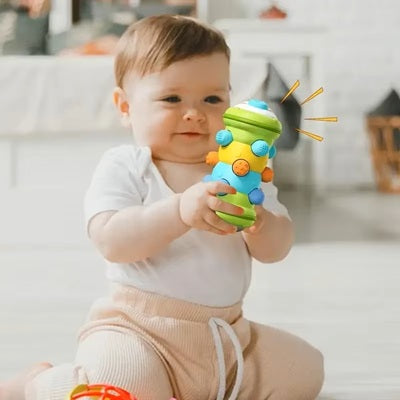 bebe assis tient dans mains jouet bebe 1 an