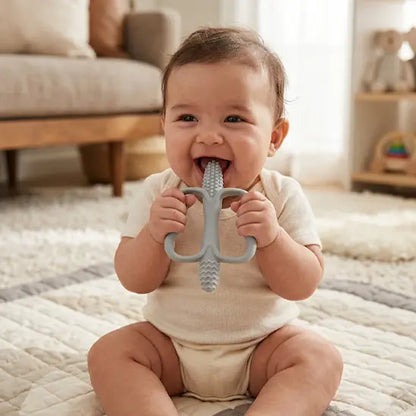 bébé assis tient deux mains bouche anneau de dentition bébé