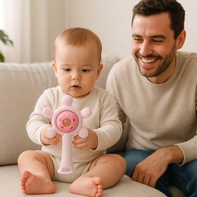 bebe assis tient hochet bebe rose