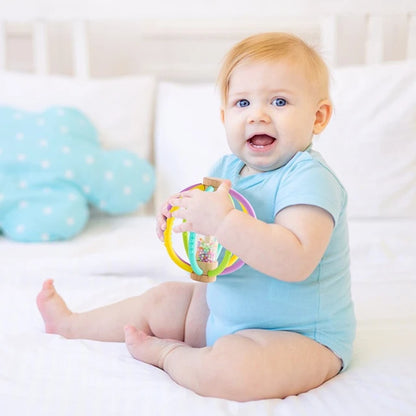 bebe assis tient hochet pour bebe sphere