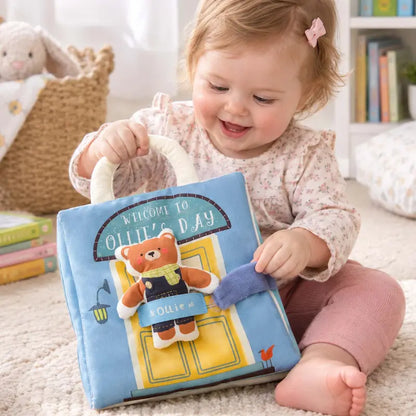 bébé assis tient lance livre bebe en tissus
