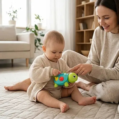 bébé assis tient mains jouet bebe touche boutons maman montre