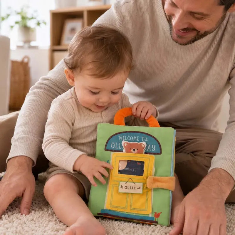 bébé assis touche livre bebe en tissus papa sourit
