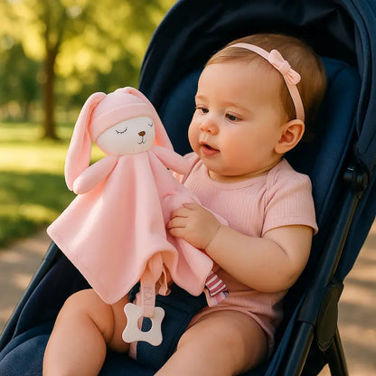 bébé assise poussette tient doudou bebe lapin rose