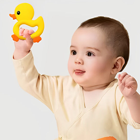 bebe avec anneau dentition bebe canard jaune