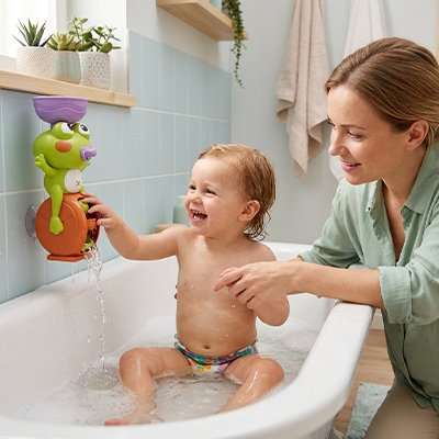bebe baignoire touche jouet baignoire bebe grenouille maman tient bebe 