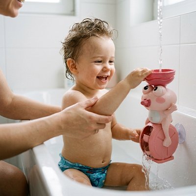 bebe bain joue jouet baignoire bebe grenouille maman tient bebe