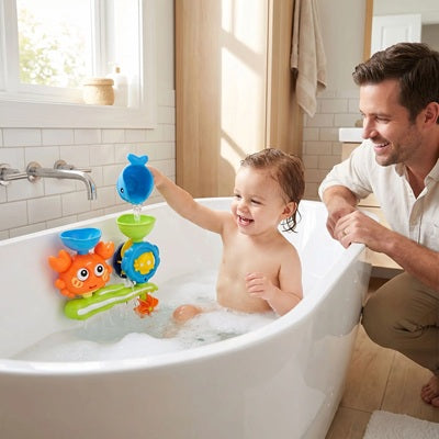 bebe bain verse eau dans jouet baignoire bebe papa surveille