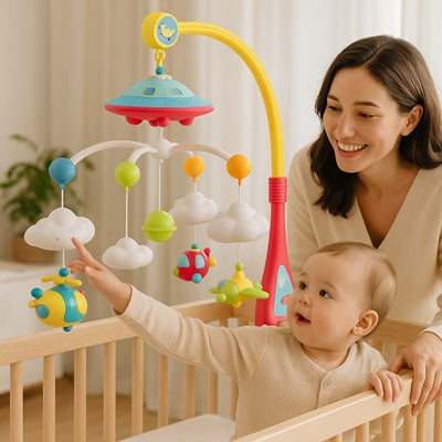 bebe berceau attrape hochets maman regarde