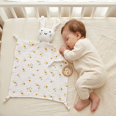 bebe berceau dort sur cote doudou lapin pres bebe